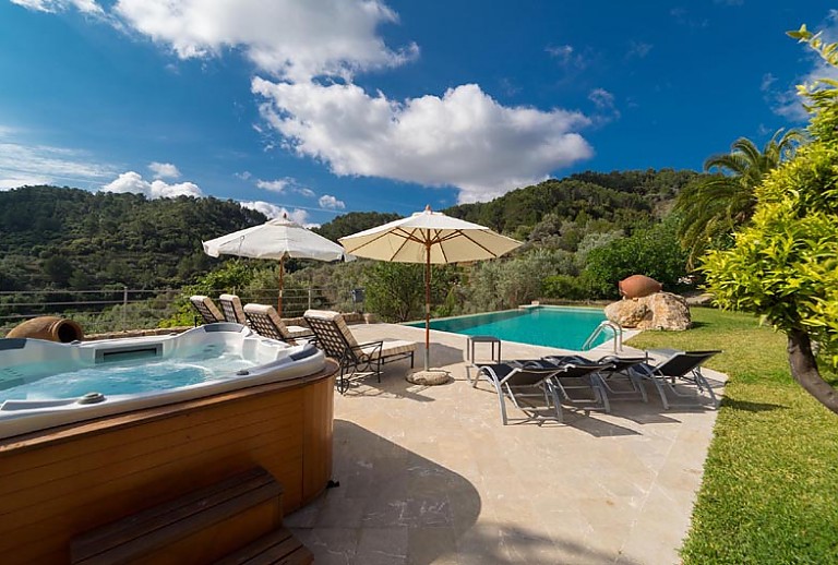 Jacuzzi Pool Liegen Tisch Sonnenschirm Rasen Weitblick